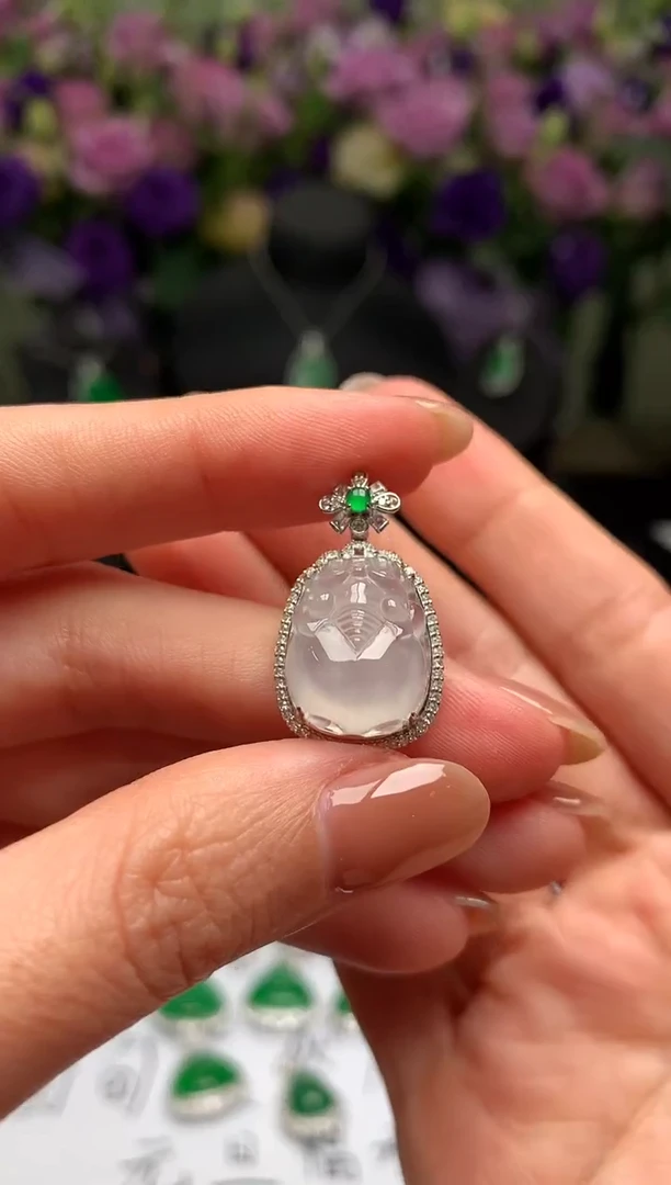 颈饰18K金镶嵌翡翠貔貅