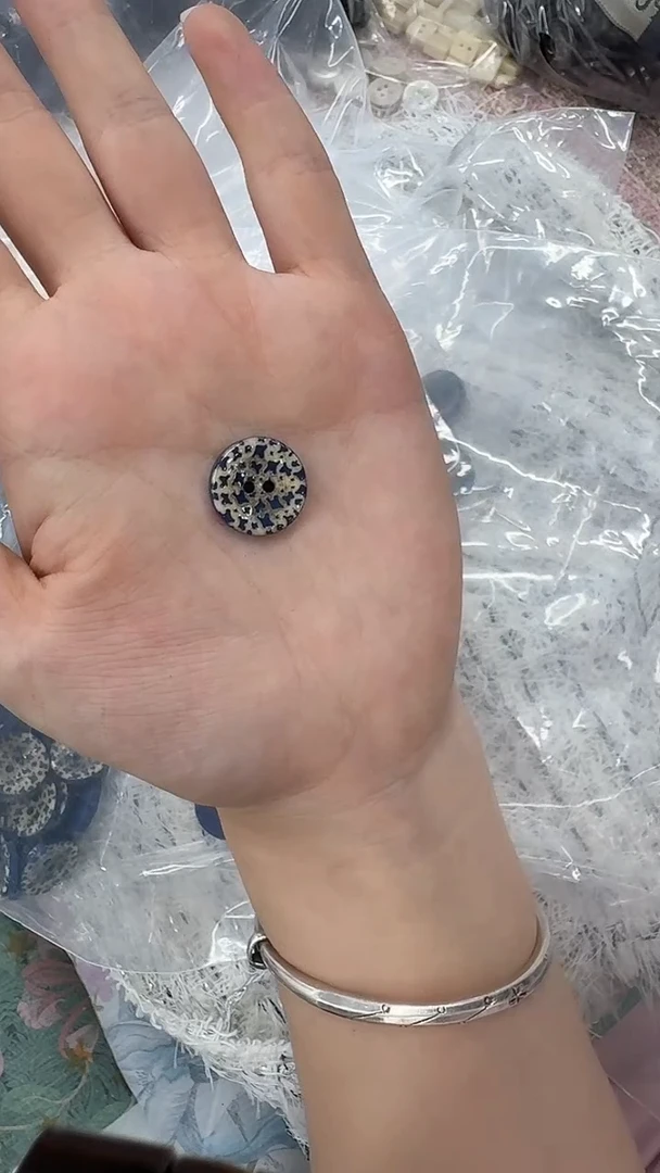 无纺布10颗15MM意大利牛骨扣