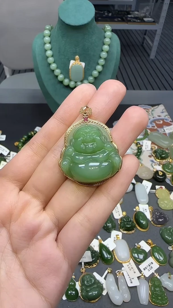 18K金镶嵌和田玉挂件1