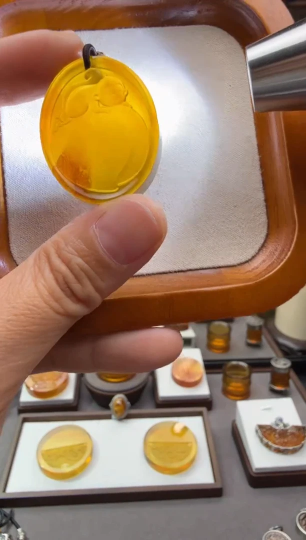 未镶嵌颈饰琥珀灵猴吊坠