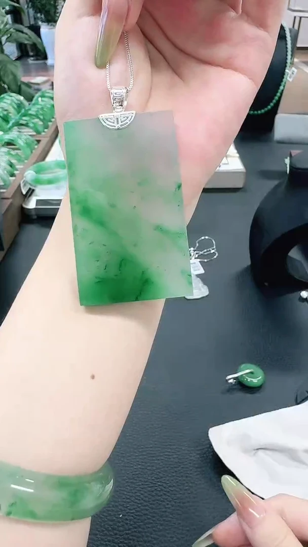 未镶嵌1石英质玉（非洲翠）/7797