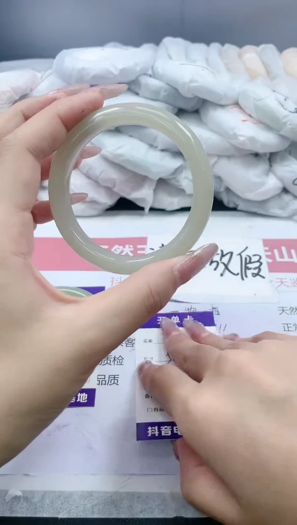 【闪购商品】石英质玉手镯未镶嵌70/58.3