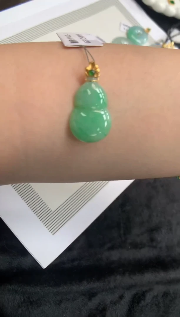 翡翠18K金镶嵌颈饰葫芦