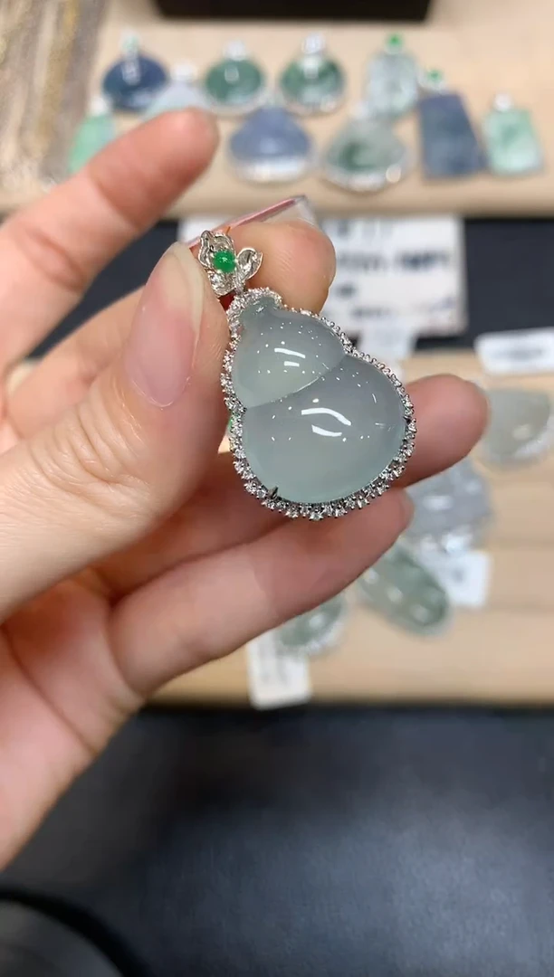 【闪购商品】翡翠颈饰18K金镶嵌葫芦【无服务费