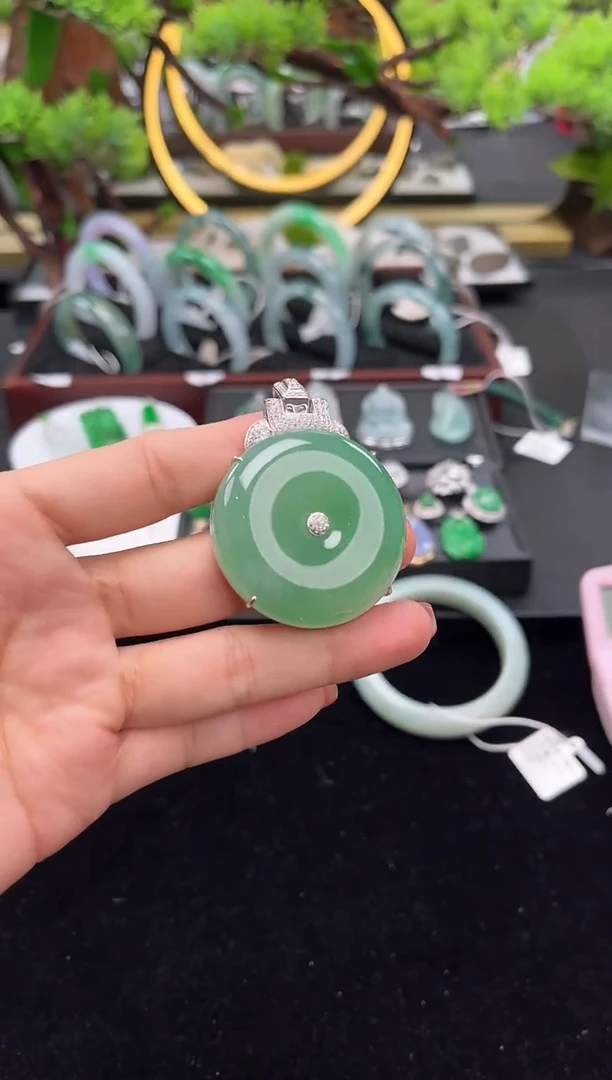 颈饰18K金镶嵌翡翠吊坠