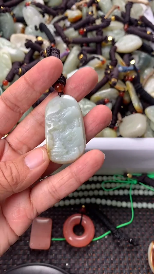 【闪购商品】和田玉颈饰未镶嵌多样性发货没有证书，拍一发一.有瑕