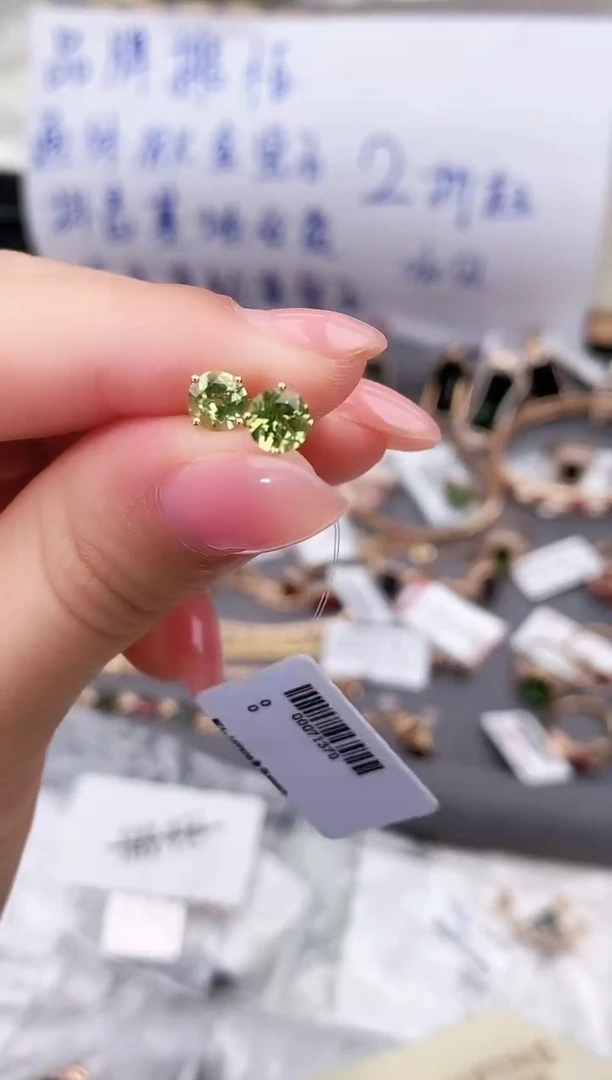 18K金镶嵌耳饰橄榄石--专柜--
