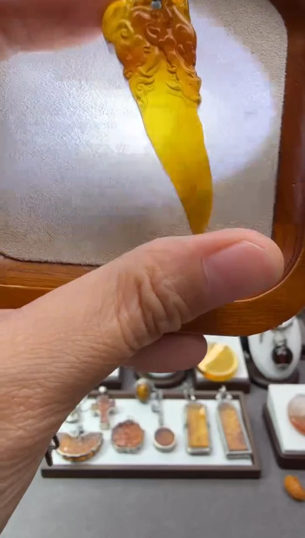 未镶嵌颈饰琥珀龙牙吊坠