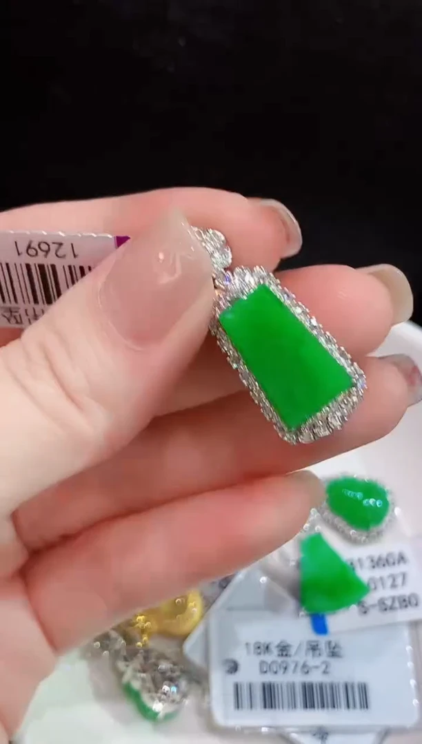 吊坠(不含链)18K金镶嵌翡翠多样性发其一