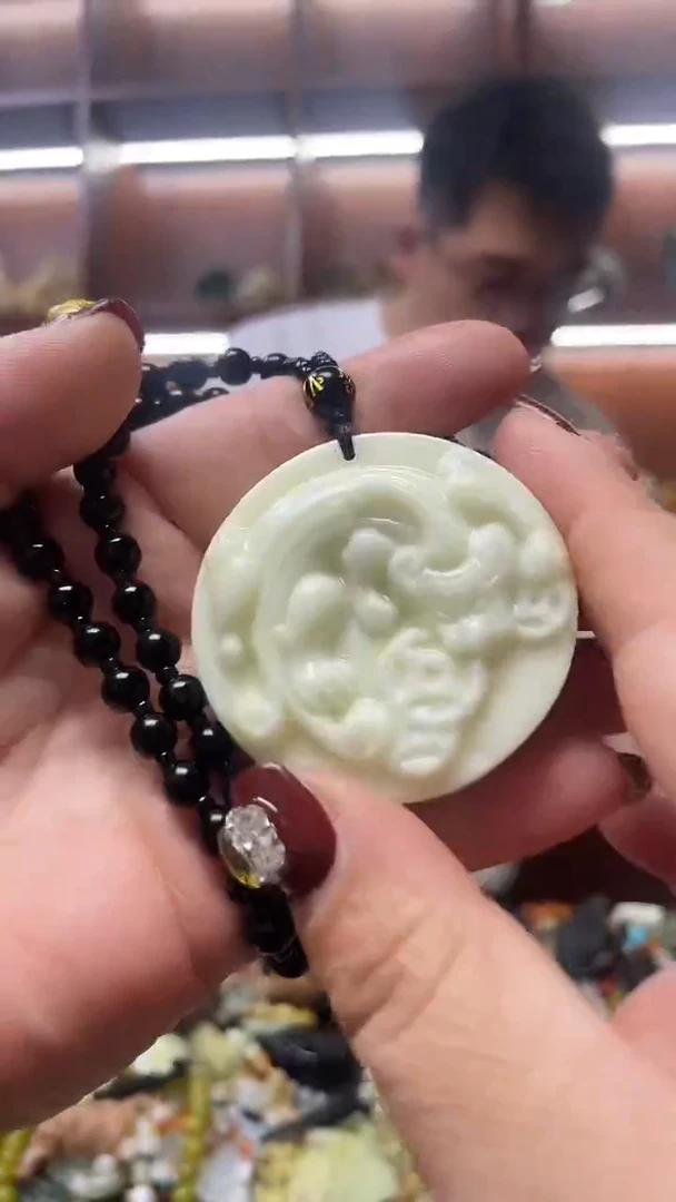 未镶嵌蛇纹石玉吊坠