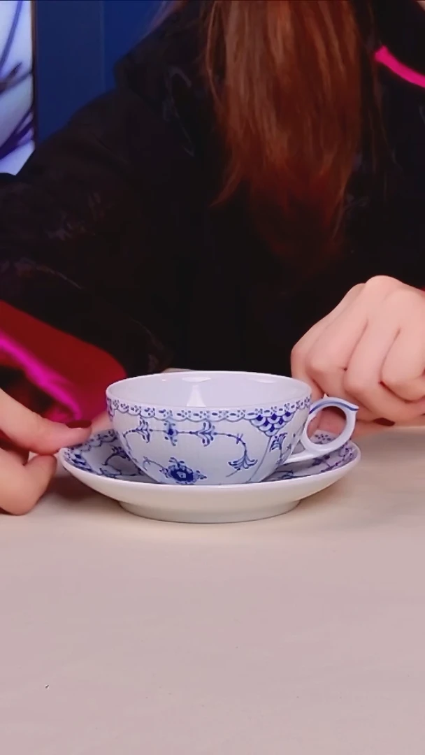 燕**铁每天早上六点（半蕾丝）