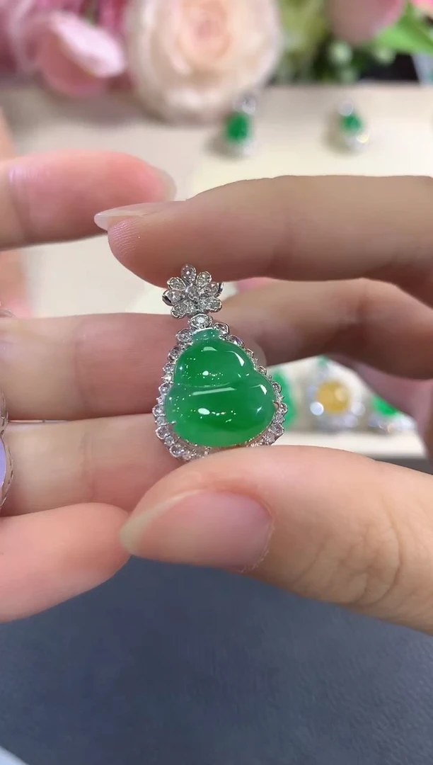 吊坠(不含链)18K金镶嵌翡翠春日珠宝 C105