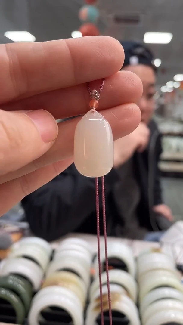 颈饰未镶嵌和田玉藕粉无事牌吊坠随机发一件