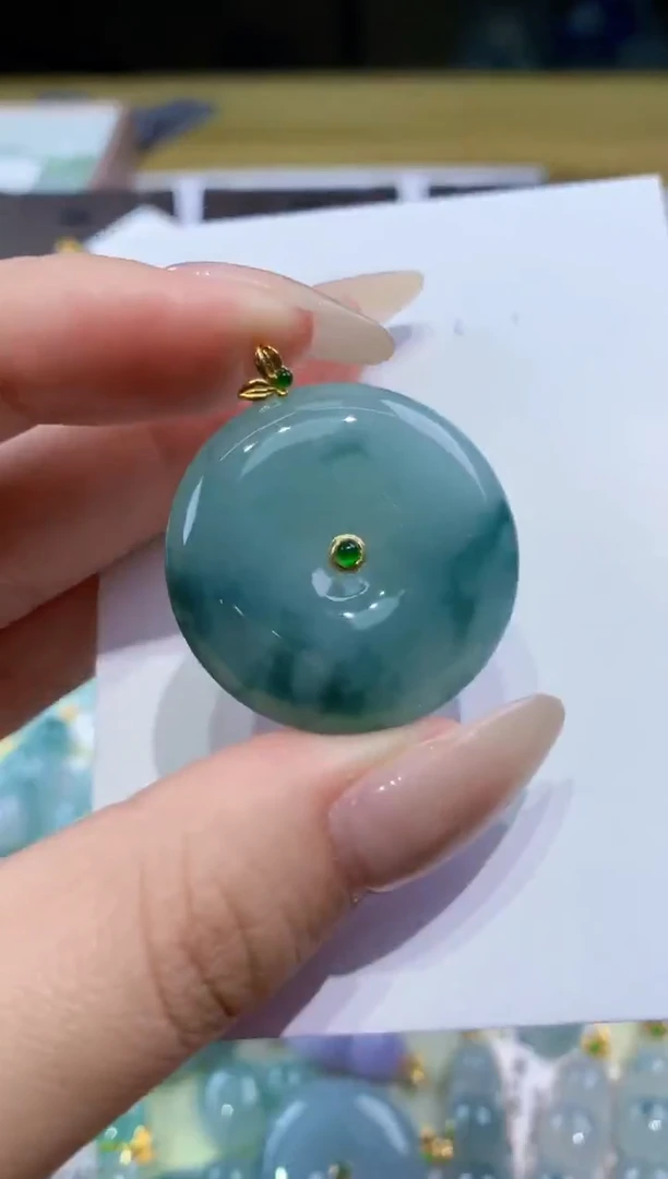 颈饰18K金镶嵌翡翠天然缅甸翡翠A货挂件