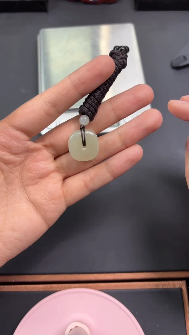 【闪购商品】和田玉吊坠(赠链)未镶嵌且末微色差迪克兰吊坠