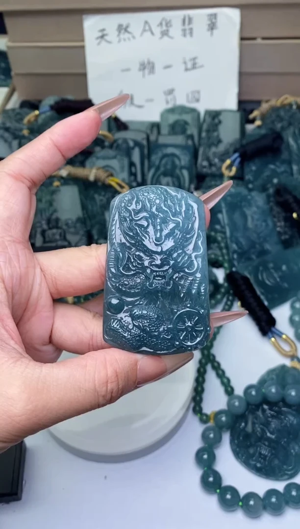 颈饰未镶嵌翡翠