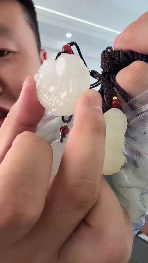 和田玉未镶嵌颈饰貔貅抱球