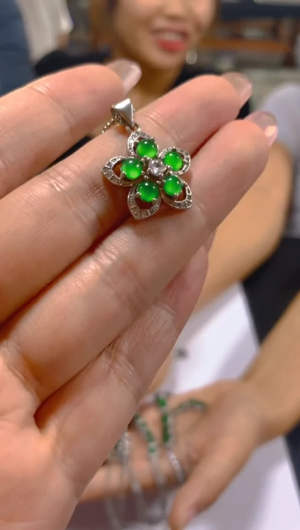 翡翠未镶嵌颈饰多样性发一