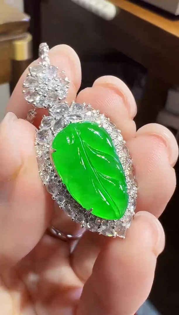 颈饰18K金镶嵌翡翠树叶