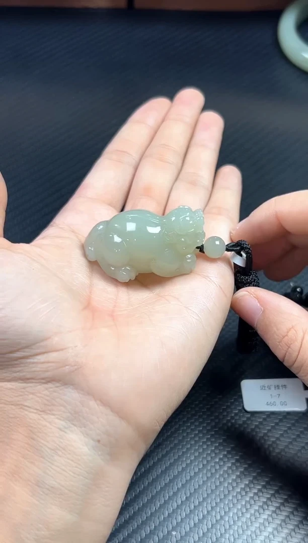 吊坠(赠链)未镶嵌和田玉且末微色差近矿貔貅