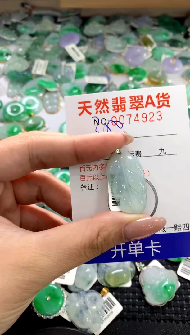 颈饰18K金镶嵌翡翠1111111111111111