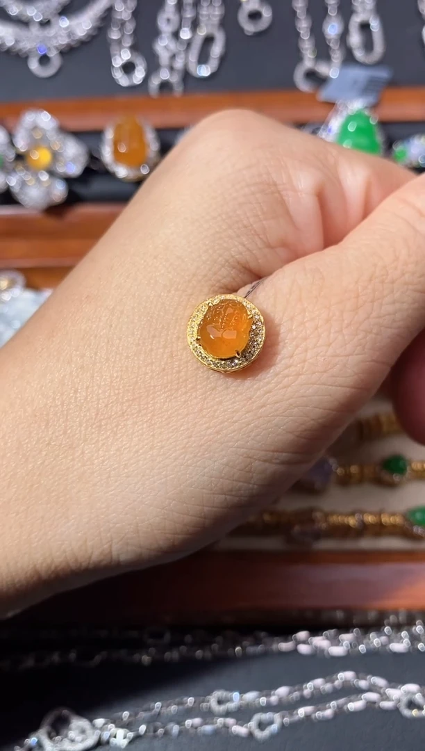 颈饰18K金镶嵌翡翠吊坠