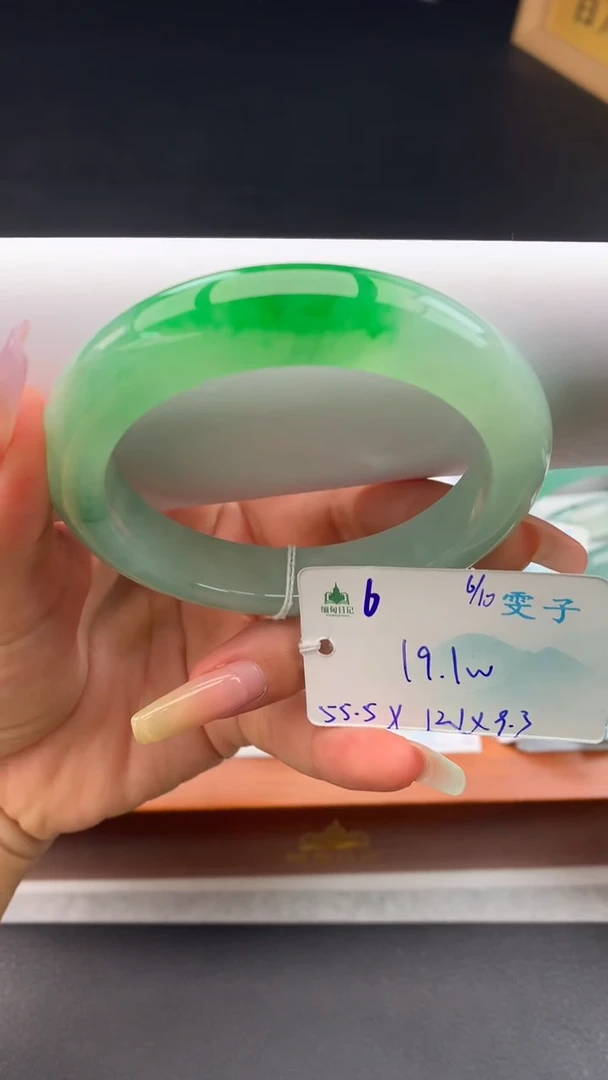 未镶嵌手镯翡翠自带#送人#，联系客服核对地址~