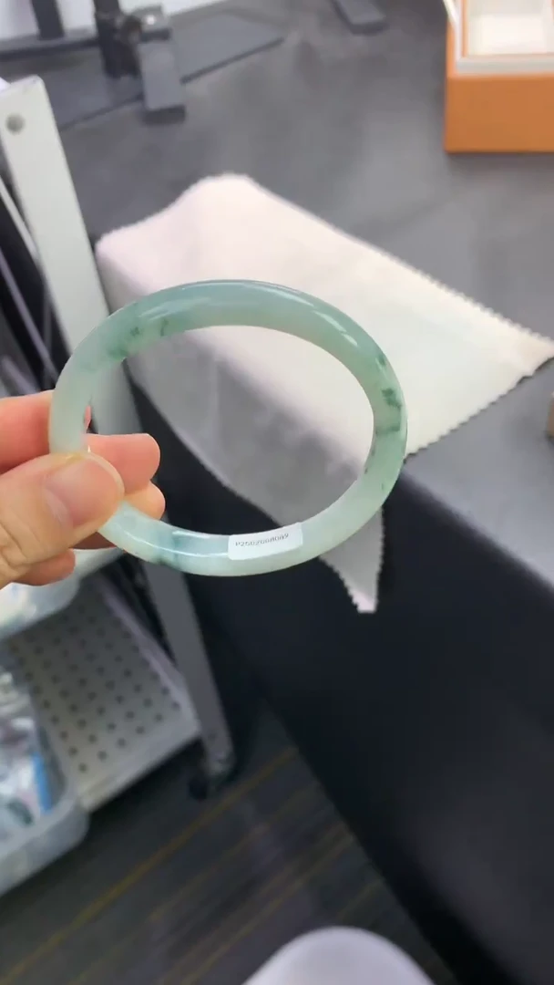 未镶嵌手镯（贵妃镯）翡翠退货需手镯吊牌标签完好