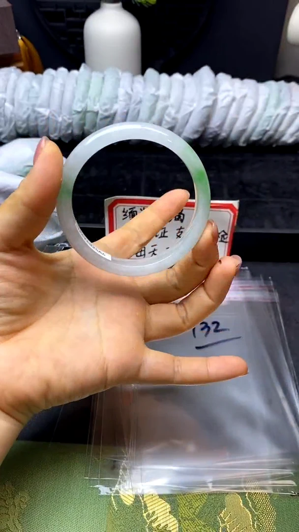 时尚女款缅料手镯132