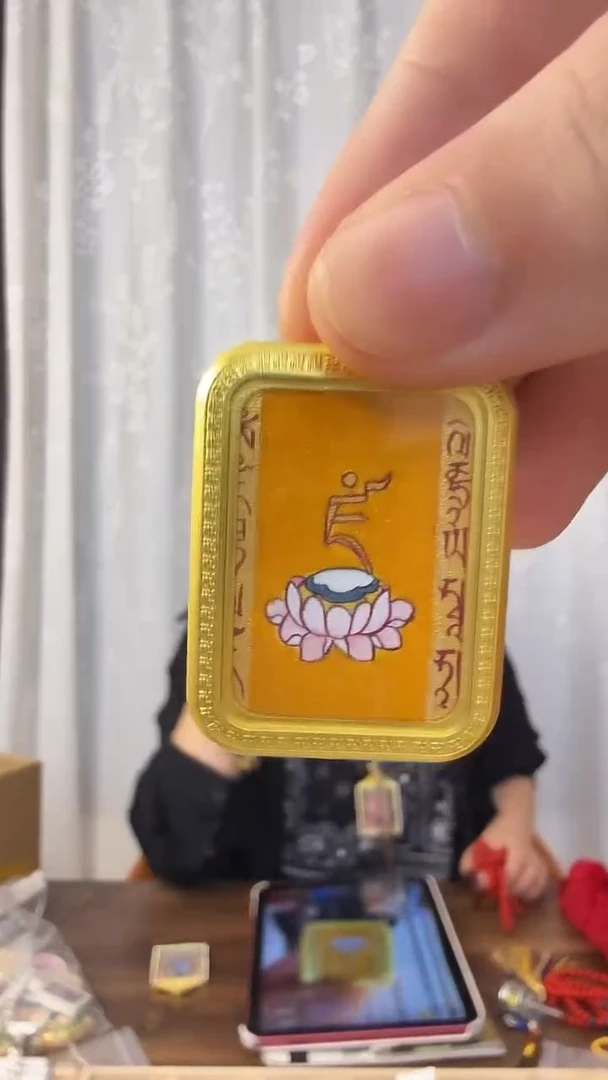 吊坠黄cc心里--热贡元旦唐卡画院