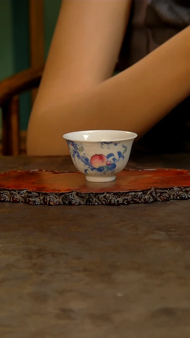 青花手绘桃子主人杯