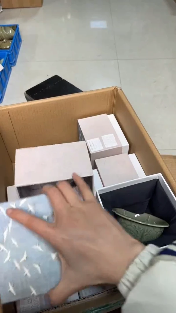 陶瓷纯手工秘色葵口出筋刻花压手杯（一个）纹饰随机发