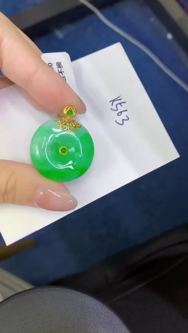 颈饰18K金镶嵌翡翠缅甸天然翡翠A货