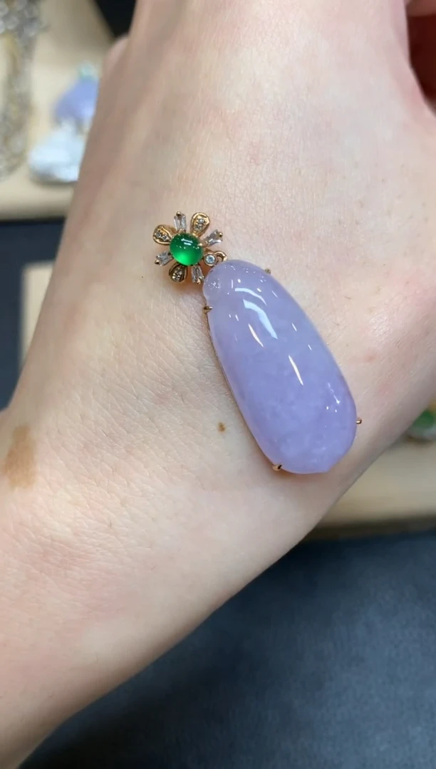 【闪购商品】翡翠颈饰18K金镶嵌福瓜【无服务费】