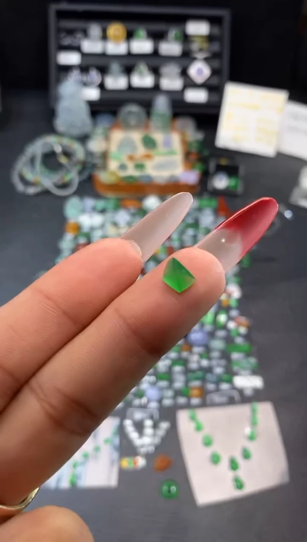 【闪购商品】翡翠挂件未镶嵌切割