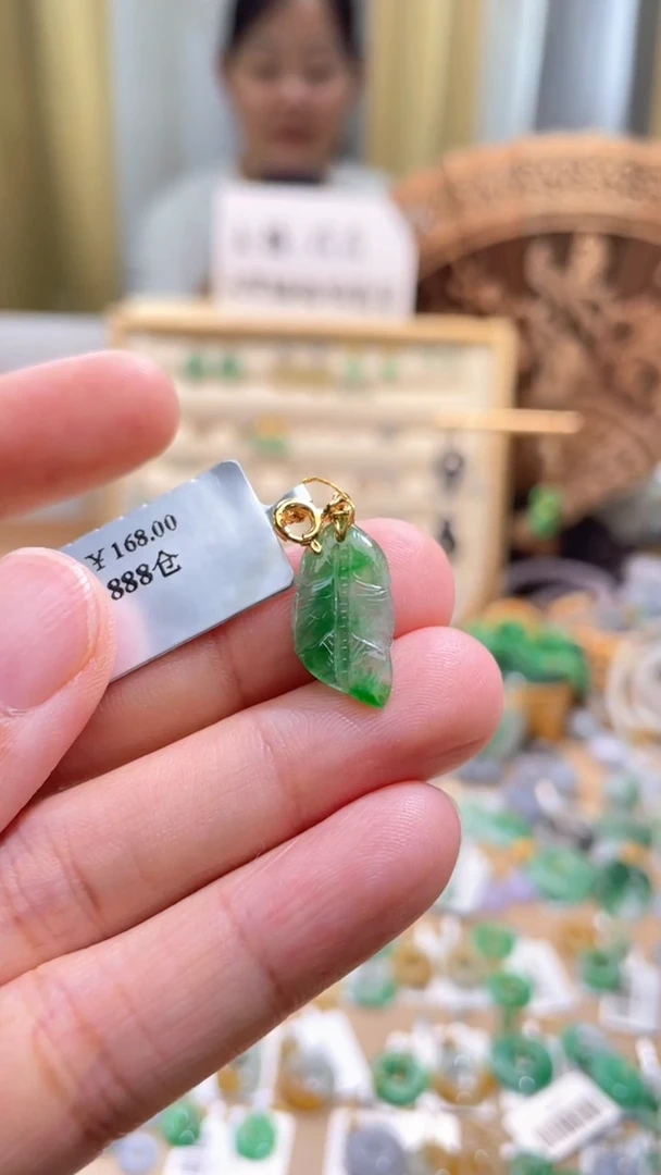 翡翠未镶嵌颈饰羽毛
