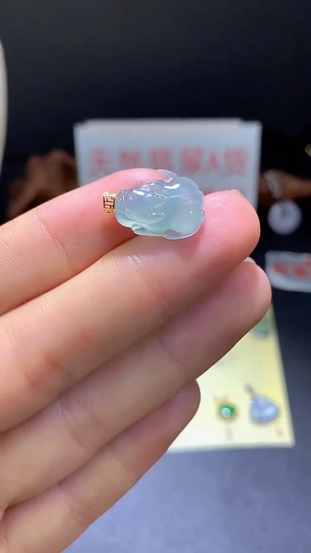 翡翠18K金镶嵌颈饰翡翠吊坠