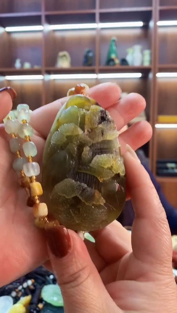 未镶嵌蛇纹石玉吊坠