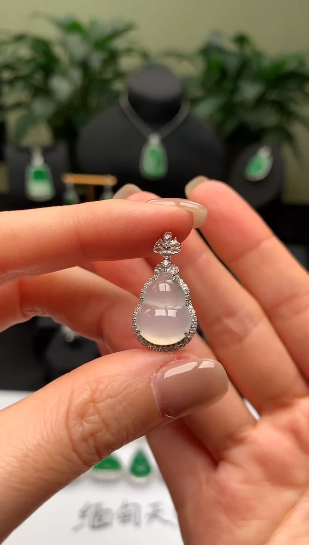 【闪购商品】翡翠颈饰18K金镶嵌冰葫芦