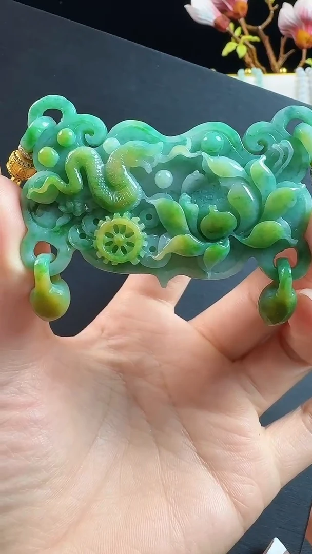 颈饰未镶嵌翡翠蛇牌