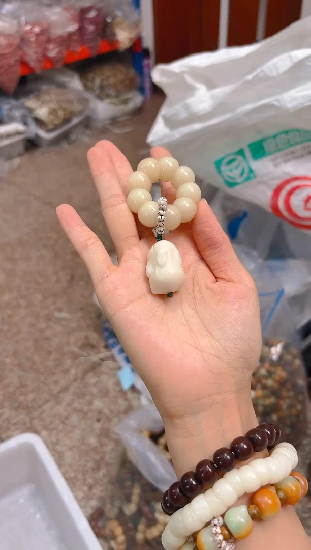 吊坠菩提根/象牙果荔枝栋手捻带白色兔