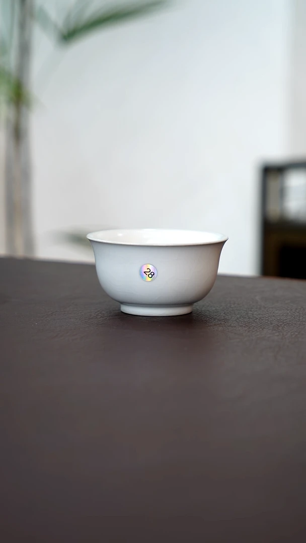 28号月白压手杯微微瑕-洁