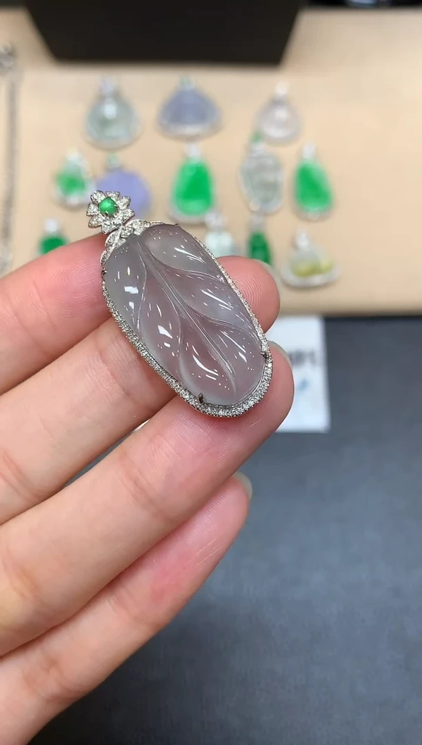 颈饰18K金镶嵌翡翠树叶【无服务费