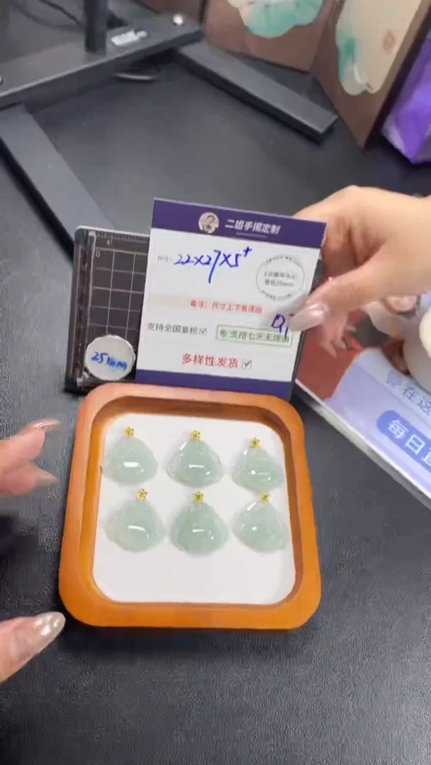 18K金镶嵌挂件翡翠冰晴绿佛公多样性发其一CP13配绳