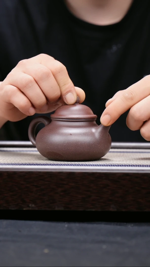 茶壶紫砂四号井底槽清  容天（瑕）