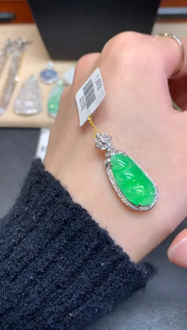 【闪购商品】翡翠颈饰18K金镶嵌福豆【无服务费】