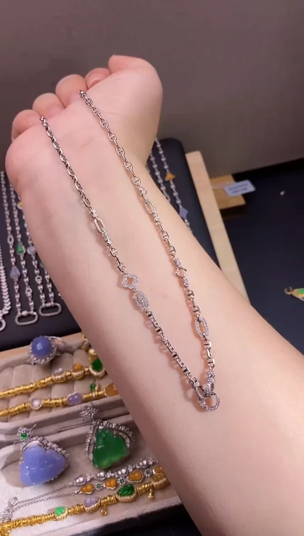 颈饰18K金镶嵌钻石项链