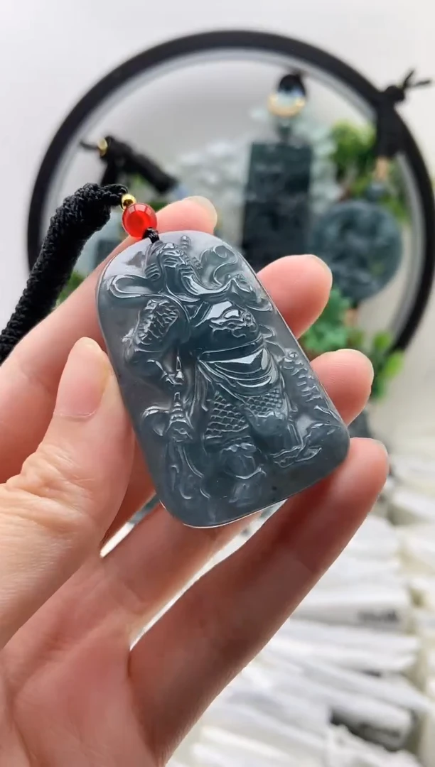 翡翠未镶嵌颈饰关公