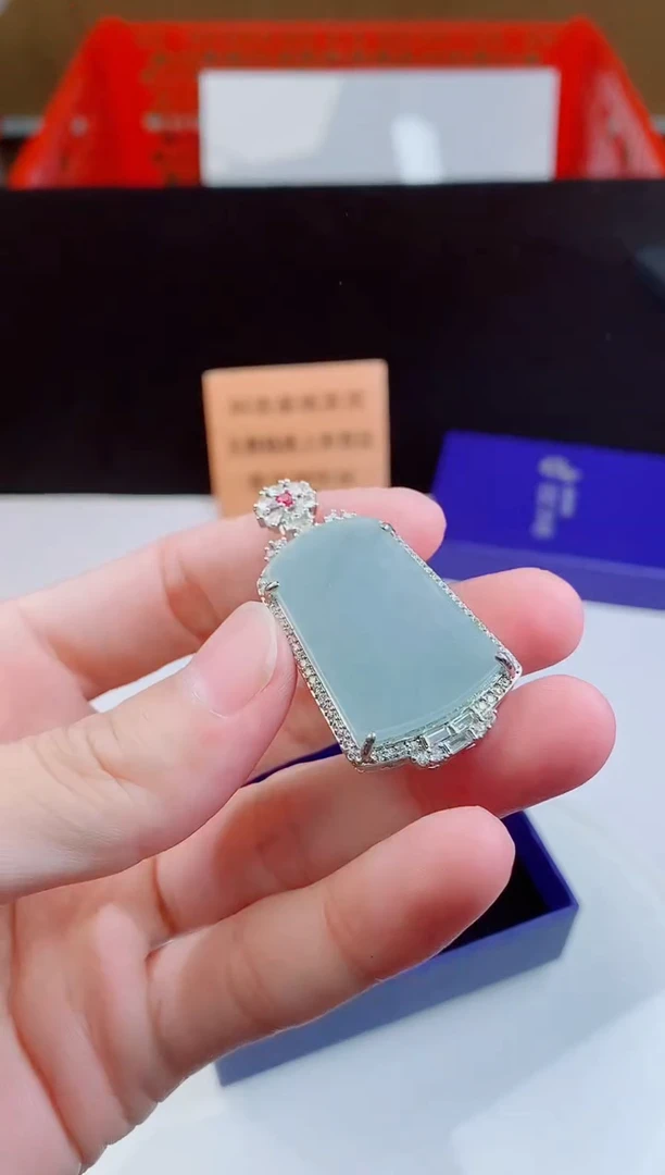 颈饰未镶嵌翡翠  ·