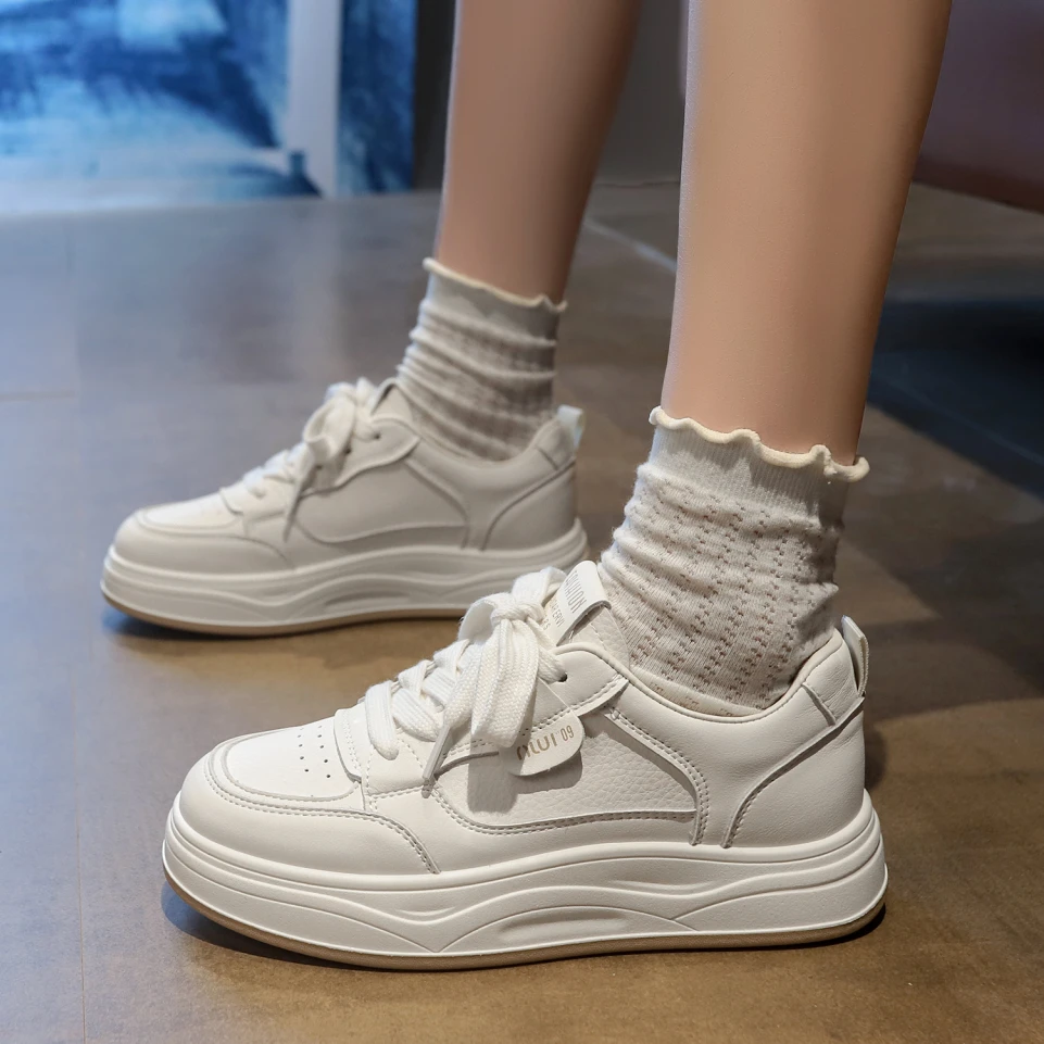 舒服不累脚小白鞋女2025今年流行爆款上班鞋子平底休闲板鞋显脚小